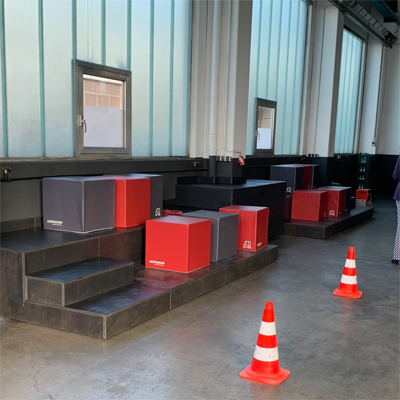 Podest gebeizt und lackiert mit Schrank und Schaumstoffwürfel