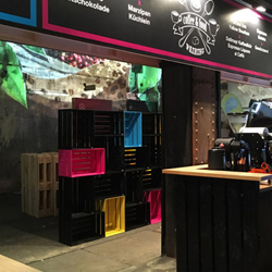 Ladenregal Ausstellungsregal Degustation in unterschiedlichen Farbkombinationen