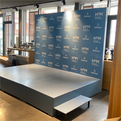 Podest mit Rückwand und Großdruck